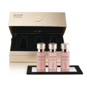 Skeyndor Timeless Prodigy Luxury Elixir - Tinh Chất Chống Lão Hóa Skeyndor Timeless Prodigy Luxury Elixir - Tinh Chất Chống Lão Hóa Hãy cùng Đẹp Meli khám phá sản phẩm chống lão hóa cao cấp đến từ thương hiệu mỹ phẩm Skeyndor, Tây Ban Nha. Với công thức chứa các thành phần hoạt chất độc quyền, sản phẩm mang lại hiệu quả vượt trội trong việc chống lão hóa, mang đến cho bạn làn da tươi trẻ, rạng rỡ. Skeyndor Timeless Prodigy Luxury Elixir - Tinh Chất Chống Lão Hóa được chế tác với sự chính xác và cẩn thận, những giọt vàng tinh túy kết hợp khoa học đỉnh cao mang đến trải nghiệm biến đổi diệu kì cho làn da Bên trong chứa hơn 15 thành phần hoạt tính mạnh, như các yếu tố tăng trưởng, proteoglycan, nấm truffle trắng và sức mạnh hồi sinh của 50 triệu tế bào gốc hoa hồng Damask để mang lại hiệu quả trẻ hóa phi thường. Xóa mờ nếp nhăn, nâng cơ da cho làn da tươi trẻ. Kích thích sản xuất collagen, elastin, tái tạo đàn hồi da. Cung cấp độ ẩm, giữ nước, mang lại làn da mềm mại Thúc đẩy quá trình phục hồi da, chữa lành tổn thương DNA Đẩy mạnh hệ thống đề kháng, bảo vệ da khỏi tác động có hại Skeyndor Timeless Prodigy Luxury Elixir có khả năng thâm nhập vào sự biểu hiện của gen da, tác động đến sự lão hóa của tế bào và phục hồi sự trẻ trung tự nhiên. Kết cấu tinh xảo chìm vào da một cách dễ dàng, để lại một lớp mịn màng như nhung Bộ trị liệu gồm 3 lọ Ampoules Ngày và Đêm, sử dụng liên tục trong 30 ngày để kích hoạt cơ chế nhịp sinh học ngày đêm của làn da. Phù hợp cho những làn da đang mệt mỏi, đã hoặc đang trên đà lão hóa, da bị chậm chuyển hóa Hướng Dẫn Sử Dụng Skeyndor Timeless Prodigy Luxury Elixir Sử dụng Skeyndor Timeless Prodigy Luxury Elixir 2 lần/ngày, vào buổi sáng và buổi tối. Bước 1: Làm sạch da Trước khi sử dụng tinh chất, cần làm sạch da mặt thật kỹ bằng sữa rửa mặt dịu nhẹ để loại bỏ bụi bẩn, bã nhờn và các lớp trang điểm còn sót lại trên da. Bước 2: Thoa toner Sau khi rửa mặt, sử dụng toner để cân bằng độ pH cho da, giúp da hấp thụ tinh chất tốt hơn. Bước 3: Thoa tinh chất Lấy một lượng tinh chất vừa đủ, thoa đều lên da mặt và cổ, massage nhẹ nhàng theo chuyển động tròn để tinh chất thẩm thấu hoàn toàn. Bước 4: Dưỡng ẩm Sau khi thoa tinh chất, sử dụng kem dưỡng ẩm để khóa ẩm cho da, giúp da luôn căng mịn, rạng rỡ. Lưu Ý Khi Sử Dụng Skeyndor Timeless Prodigy Luxury Elixir: Sản phẩm phù hợp với mọi loại da, kể cả da nhạy cảm. Bảo quản sản phẩm nơi khô ráo, thoáng mát, tránh ánh nắng trực tiếp. Skeyndor Timeless Prodigy Luxury Elixir là sản phẩm chống lão hóa cao cấp, mang lại hiệu quả vượt trội trong việc chống lão hóa đa chiều, giúp da trẻ hóa toàn diện. Với hướng dẫn sử dụng chi tiết trên đây, hy vọng bạn sẽ sử dụng sản phẩm hiệu quả và an toàn. Skeyndor Timeless Prodigy Luxury Elixir - Tinh Chất Chống Lão Hóa được chế tác với sự chính xác và cẩn thận, những giọt vàng tinh túy kết hợp khoa học đỉnh cao mang đến trải nghiệm biến đổi diệu kì cho làn da. Bên trong chứa hơn 15 thành phần hoạt tính mạnh, như các yếu tố tăng trưởng, Proteoglycan, nấm Truffle trắng và sức mạnh hồi sinh của 50 triệu tế bào gốc hoa hồng Damask để mang lại hiệu quả trẻ hóa phi thường. Xóa mờ nếp nhăn, nâng cơ da cho làn da tươi trẻ. Kích thích sản xuất collagen, elastin, tái tạo đàn hồi da. Cung cấp độ ẩm, giữ nước, mang lại làn da mềm mại Thúc đẩy quá trình phục hồi da, chữa lành tổn thương DNA Đẩy mạnh hệ thống đề kháng, bảo vệ da khỏi tác động có hại Xuất xứ : Skeyndor Spain – Tây Ban Nha Skeyndor Timeless Prodigy Luxury Elixir - Tinh Chất Chống Lão Hóa depmeli